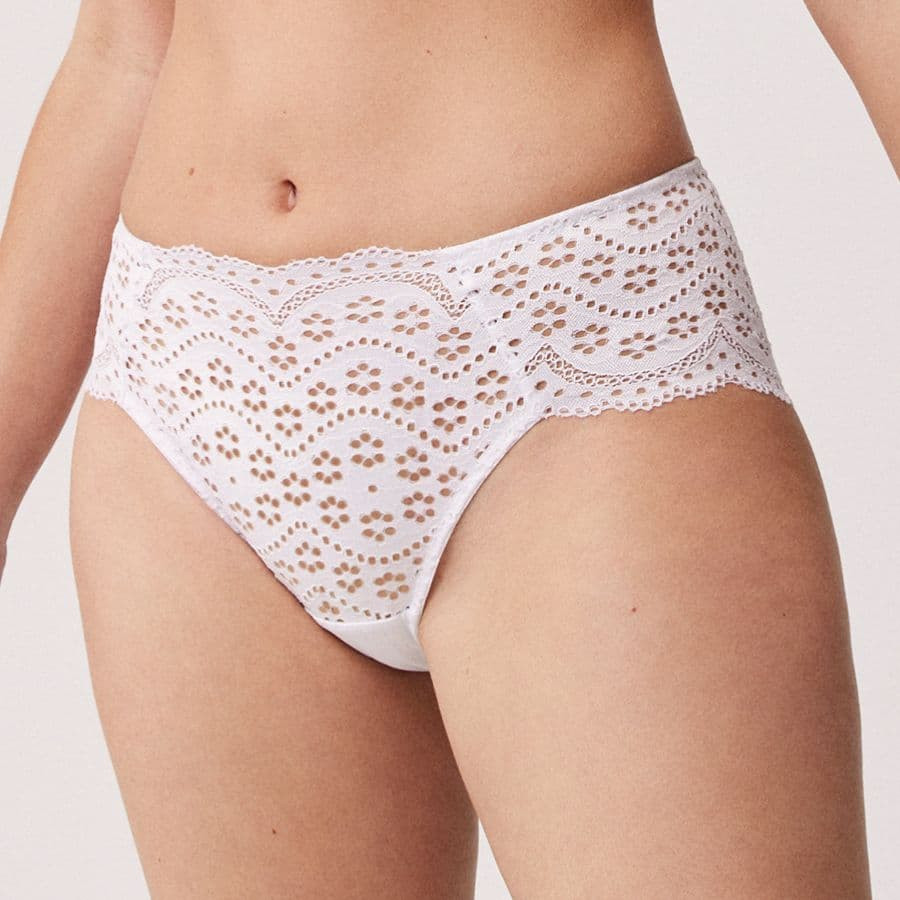 braguita de talle alto en encaje floral de ysabel mora.