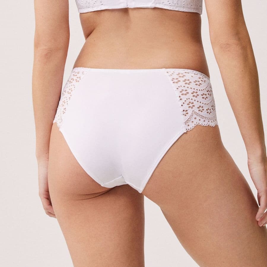 braguita de talle alto en encaje floral de ysabel mora.