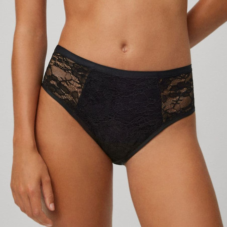 Menstrual lace panties, Ysabel Mora.