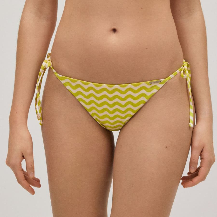 Conjunto bikini triángulo, copa b, sin aros y relleno fino extraíble, mahé, ysabel mora.