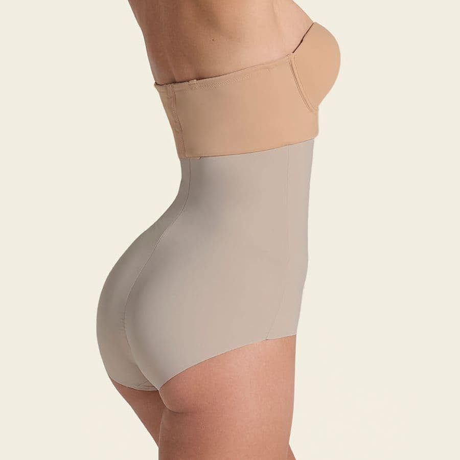 Faja braga de compresión media en abdomen de leonisa.