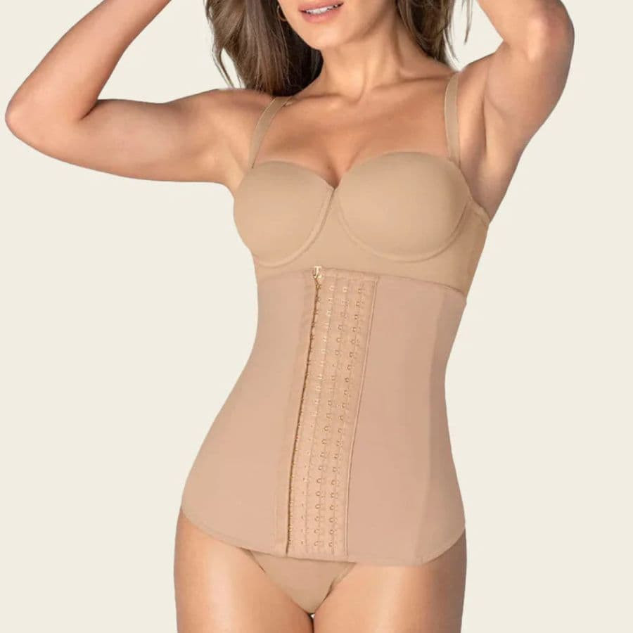 Corsé de compresión fuerte en el abdomen de leonisa.