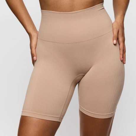 Nudda Seamless Light-Compression Shorts, primadonna.