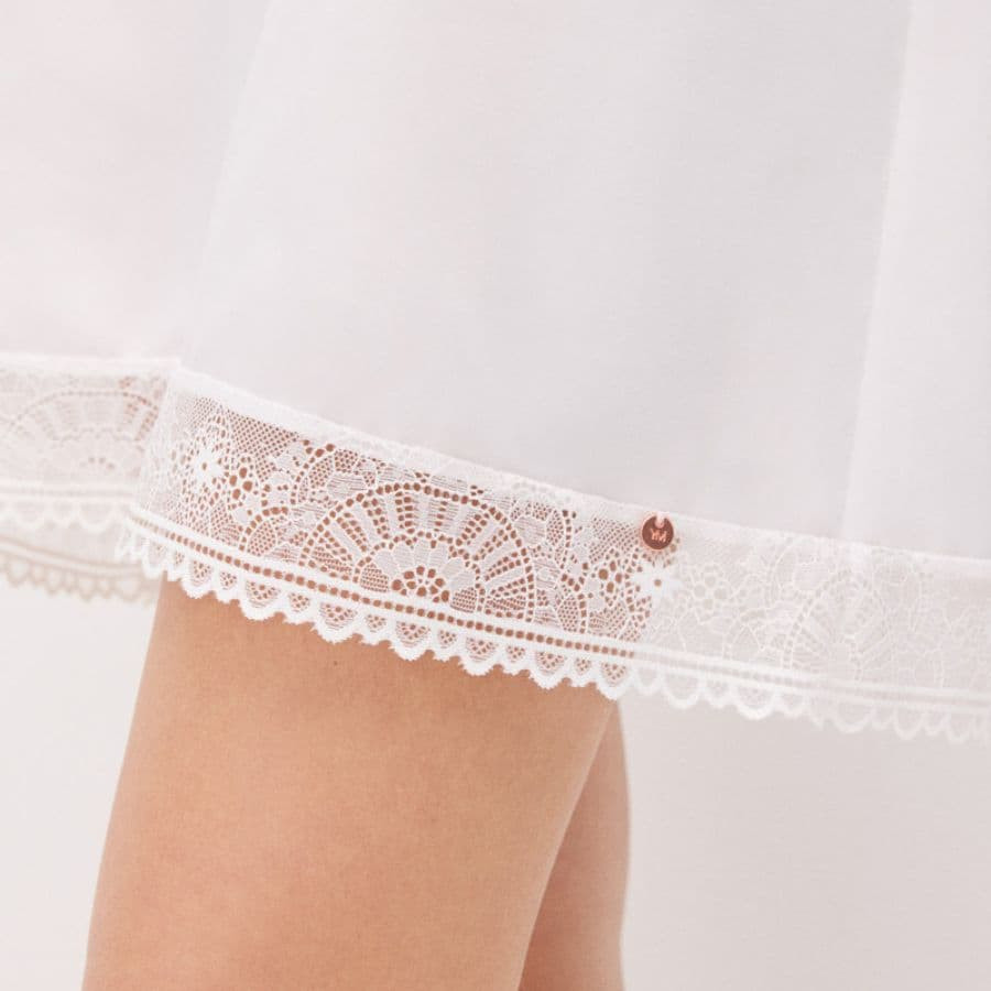 Camisón de Novia con Encaje y Tirante Fino de ysabel mora.
