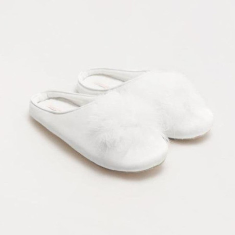 Zapatillas especial para novia con plumas de ysabel mora.