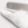 Zapatillas especial para novia con plumas de ysabel mora.