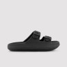 Chanclas de playa negra con hebilla ajustable de ysabel mora.