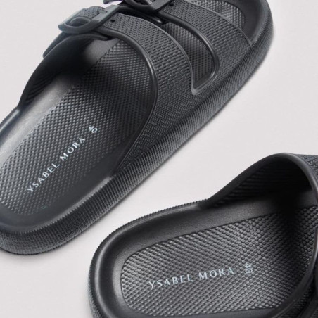 Chanclas de playa negra con hebilla ajustable de ysabel mora.