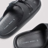 Chanclas de playa negra con hebilla ajustable de ysabel mora.