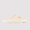 Chanclas de playa beige con hebilla ajustable de ysabel mora.
