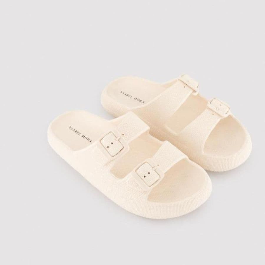 Chanclas de playa beige con hebilla ajustable de ysabel mora.
