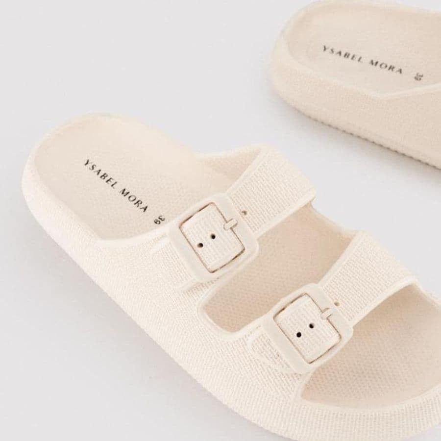 Chanclas de playa beige con hebilla ajustable de ysabel mora.