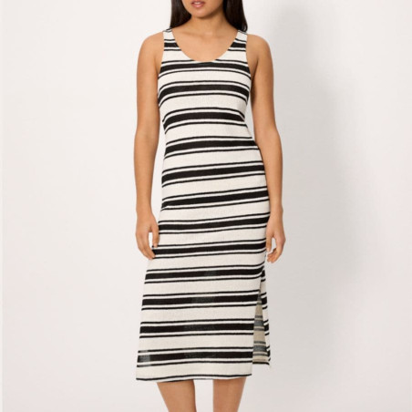 Vestido corte midi tirante ancho, wind de ysabel mora.